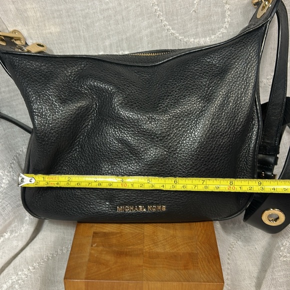 Michael Michael Kors pebbled leather with gold hardware crossbody shoulder bag - Picture 4 of 16